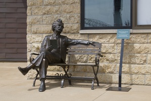 314-0949 Dubuque IA - Mississippi River Museum - Gary Price - Mark Twain Bench
